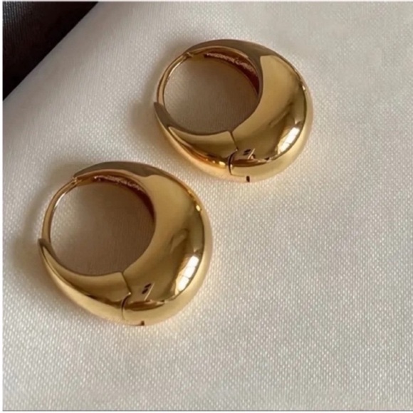 NWOT Gold French Huggie Earrings - Picture 2 of 3